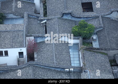 Fuzh, Fuzh, Cina. Il 22 giugno, 2017. Fuzhou, Cina-Giugno 22 2017: (solo uso editoriale. Cina OUT).antiche case residenziali può essere visto nel centro di Fuzhou, a sud-est della Cina di provincia del Fujian, Giugno 22nd, 2017. Credito: SIPA Asia/ZUMA filo/Alamy Live News Foto Stock