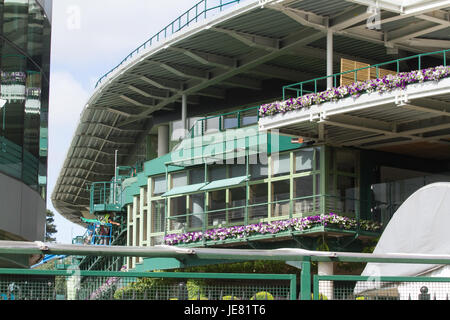 Wimbledon Londra,UK. Il 23 giugno 2017. Un tetto apribile viene installato sulla corte 1 al AELTC stimati a 80-100 milioni di sterline il tetto da Robert McAlpine è progettata per essere chiusa in dieci minuti quando la pioggia inizia a minimizzare hold-up per i giocatori ma non sarà ufficialmente pronto fino al 2019 campionati Credito: amer ghazzal/Alamy Live News Foto Stock