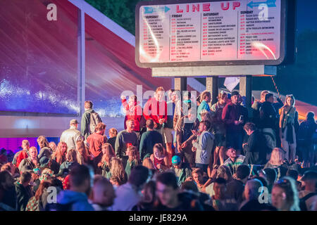 Glastonbury, Somerset, Regno Unito. Il 23 giugno, 2017. Venerdì mattina la folla fuori teh Beat Hotel - Il 2017 Festival di Glastonbury, azienda agricola degna. Glastonbury, 23 giugno 2017 il credito: Guy Bell/Alamy Live News Foto Stock