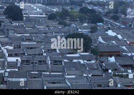 Fuzh, Fuzh, Cina. Il 22 giugno, 2017. Fuzhou, Cina-Giugno 22 2017: (solo uso editoriale. Cina OUT).antiche case residenziali può essere visto nel centro di Fuzhou, a sud-est della Cina di provincia del Fujian, Giugno 22nd, 2017. Credito: SIPA Asia/ZUMA filo/Alamy Live News Foto Stock