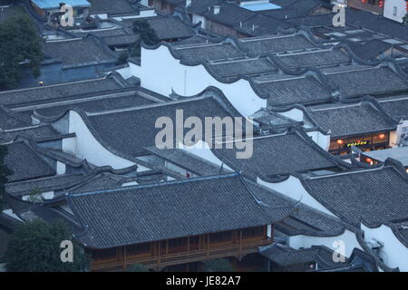 Fuzh, Fuzh, Cina. Il 22 giugno, 2017. Fuzhou, Cina-Giugno 22 2017: (solo uso editoriale. Cina OUT).antiche case residenziali può essere visto nel centro di Fuzhou, a sud-est della Cina di provincia del Fujian, Giugno 22nd, 2017. Credito: SIPA Asia/ZUMA filo/Alamy Live News Foto Stock