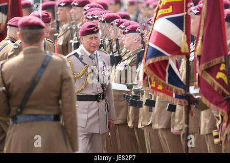 Colchester, Essex, Regno Unito. Il 23 giugno, 2017. Il Principe di Galles visite Merville caserme in Colchester, Essex per segnare il suo quarantesimo anno come colonnello in capo del reggimento paracadutisti. Credito: David Johnson/Alamy Live News Foto Stock