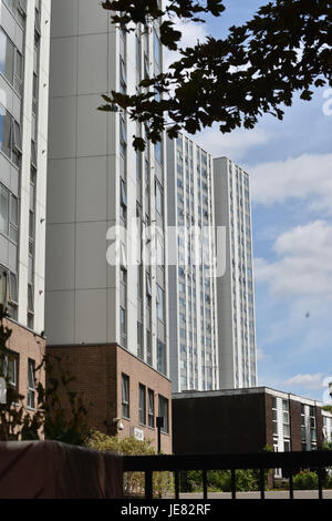 Chalk Farm, Londra, Regno Unito. Il 23 giugno 2017. Chalcots station wagon. Dopo i controlli, Camden il consiglio è di rimuovere immediatamente il rivestimento dalla torre blocchi in Adelaide Road station wagon dopo la Torre Grenfell fire. Credito: Matteo Chattle/Alamy Live News Foto Stock