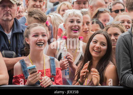 Glastonbury, Regno Unito. 23 GIU, 2017. Charli XCX riproduce l'altro stadio di fronte ad un pubblico entusiasta - Il 2017 Festival di Glastonbury, azienda agricola degna. Glastonbury, 23 giugno 2017 il credito: Guy Bell/Alamy Live News Foto Stock