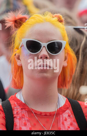 Glastonbury, Regno Unito. 23 GIU, 2017. Charli XCX riproduce l'altro stadio di fronte ad un pubblico entusiasta - Il 2017 Festival di Glastonbury, azienda agricola degna. Glastonbury, 23 giugno 2017 il credito: Guy Bell/Alamy Live News Foto Stock