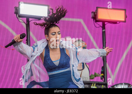 Glastonbury, Regno Unito. 23 GIU, 2017. Charli XCX riproduce l'altro stadio di fronte ad un pubblico entusiasta - Il 2017 Festival di Glastonbury, azienda agricola degna. Glastonbury, 23 giugno 2017 il credito: Guy Bell/Alamy Live News Foto Stock