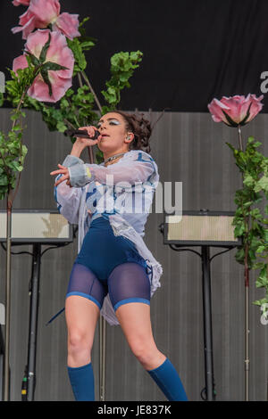 Glastonbury, Regno Unito. 23 GIU, 2017. Charli XCX riproduce l'altro stadio di fronte ad un pubblico entusiasta - Il 2017 Festival di Glastonbury, azienda agricola degna. Glastonbury, 23 giugno 2017 il credito: Guy Bell/Alamy Live News Foto Stock