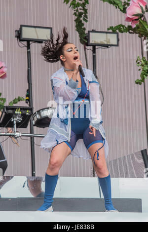 Glastonbury, Regno Unito. 23 GIU, 2017. Charli XCX riproduce l'altro stadio di fronte ad un pubblico entusiasta - Il 2017 Festival di Glastonbury, azienda agricola degna. Glastonbury, 23 giugno 2017 il credito: Guy Bell/Alamy Live News Foto Stock