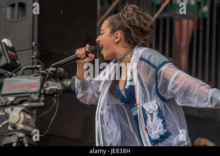 Glastonbury, Regno Unito. 23 GIU, 2017. Charli XCX riproduce l'altro stadio di fronte ad un pubblico entusiasta - Il 2017 Festival di Glastonbury, azienda agricola degna. Glastonbury, 23 giugno 2017 il credito: Guy Bell/Alamy Live News Foto Stock