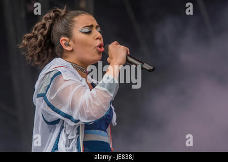 Glastonbury, Regno Unito. 23 GIU, 2017. Charli XCX riproduce l'altro stadio di fronte ad un pubblico entusiasta - Il 2017 Festival di Glastonbury, azienda agricola degna. Glastonbury, 23 giugno 2017 il credito: Guy Bell/Alamy Live News Foto Stock