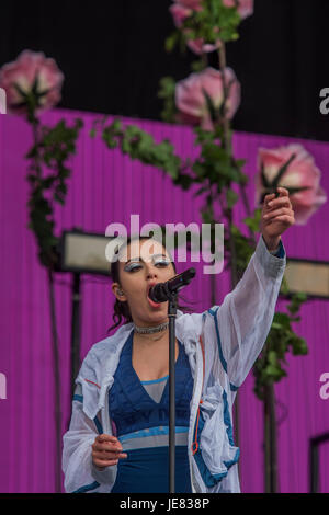 Glastonbury, Regno Unito. 23 GIU, 2017. Charli XCX riproduce l'altro stadio di fronte ad un pubblico entusiasta - Il 2017 Festival di Glastonbury, azienda agricola degna. Glastonbury, 23 giugno 2017 il credito: Guy Bell/Alamy Live News Foto Stock