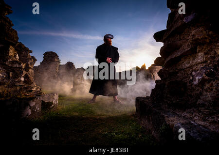 Foto scattata 19/06/17 è sotto embargo fino a 00.01 23/06/17: St Augustine's Abbey - parte di Canterbury il sito del Patrimonio Mondiale - è stato "costruito" in realtà virtuale come parte di una collaborazione tra il patrimonio inglese e Università di Kent. Dal 24 giugno, i visitatori saranno in grado di sedersi in un pod di nuovo nel centro visitatori e di esperienze attraverso un tour virtuale e riccamente decorata luminosamente decorate di edifici come essi avrebbero probabilmente state all'inizio del XVI secolo, appena prima della loro distruzione da Henry VIII. Questa sarà la prima volta VR è stato utilizzato in un inglese un patrimonio dell'umanità. Un attore con cuffia Foto Stock