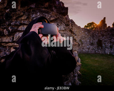 Foto scattata 19/06/17 è sotto embargo fino a 00.01 23/06/17: St Augustine's Abbey - parte di Canterbury il sito del Patrimonio Mondiale - è stato "costruito" in realtà virtuale come parte di una collaborazione tra il patrimonio inglese e Università di Kent. Dal 24 giugno, i visitatori saranno in grado di sedersi in un pod di nuovo nel centro visitatori e di esperienze attraverso un tour virtuale e riccamente decorata luminosamente decorate di edifici come essi avrebbero probabilmente state all'inizio del XVI secolo, appena prima della loro distruzione da Henry VIII. Questa sarà la prima volta VR è stato utilizzato in un inglese un patrimonio dell'umanità. Un attore con cuffia Foto Stock