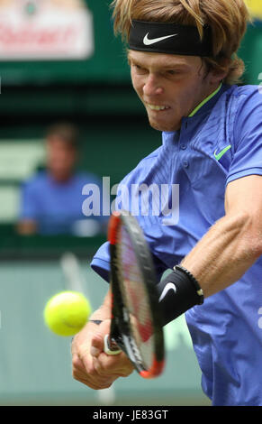 Halle, Germania. Il 23 giugno, 2017. Il russo tennista Andrey Rublev in azione durante l'ATP torneo di tennis Uomini Singoli Quarti di finale match contro il suo connazionale Khachanov a Halle, Germania, 23 giugno 2017. Foto: Friso Gentsch/dpa/Alamy Live News Foto Stock