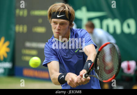 Halle, Germania. Il 23 giugno, 2017. Il russo tennista Andrey Rublev in azione durante l'ATP torneo di tennis Uomini Singoli Quarti di finale match contro il suo connazionale Khachanov a Halle, Germania, 23 giugno 2017. Foto: Friso Gentsch/dpa/Alamy Live News Foto Stock