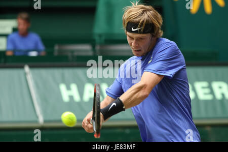 Halle, Germania. Il 23 giugno, 2017. Il russo tennista Andrey Rublev in azione durante l'ATP torneo di tennis Uomini Singoli Quarti di finale match contro il suo connazionale Khachanov a Halle, Germania, 23 giugno 2017. Foto: Friso Gentsch/dpa/Alamy Live News Foto Stock