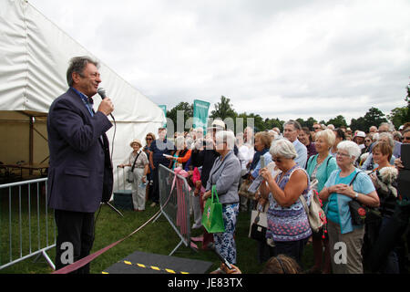 Blenheim, UK. 23 GIU, 2017. Alan Titchmarsh apertura Blenheim Flowershow Credito: MELVIN VERDE/Alamy Live News Foto Stock