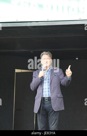 Blenheim, UK. 23 GIU, 2017. Alan Titchmarsh apertura Flowershow Bleinham Credito: MELVIN VERDE/Alamy Live News Foto Stock