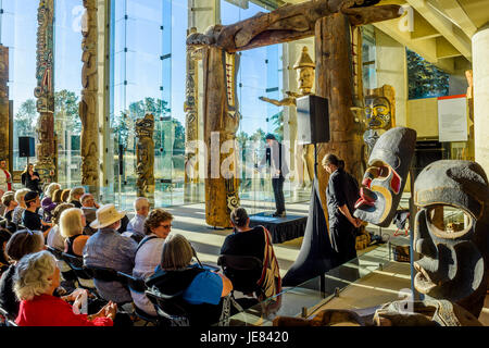 Vancouver, Canada. 22 GIU, 2017. Curatore della Giordania Wilson parla alla festa di apertura per la galleria della costa nord-occidentale Masterworks, il Museo di Antropologia, UBC, Vancouver, British Columbia, Canada. Credito: Michael Wheatley/Alamy Live News Foto Stock