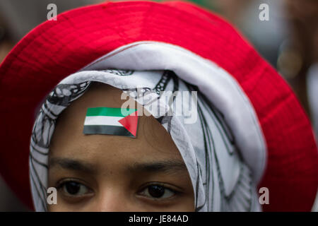 Centro di Jakarta, Jakarta, Indonesia. Il 23 giugno, 2017. Musulmano indonesiano con la Palestina bandiera adesivo sulla faccia durante un pro-palestinese rally marcatura della Al-Quds Internazionale (Gerusalemme) Giorno al di fuori degli STATI UNITI Ambasciata a Jakarta, Indonesia il 23 giugno 2017. Al Quds Day (Giorno Gerusalemme) è un evento annuale tenuto l'ultimo venerdì del mese del Ramadan che era stato iniziato dalla Repubblica Islamica dell Iran nel 1979 per esprimere il supporto per i palestinesi e per opporsi al sionismo e Israele, nonché l'occupazione israeliana della Gerusalemme e degli insediamenti israeliani nei territori occupati. (Credito Immagine: © Afriadi Hikmal vi Foto Stock