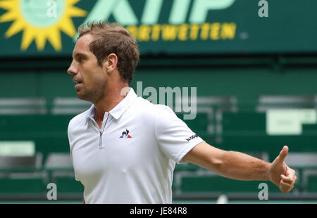 Halle, Germania. Il 23 giugno, 2017. Tennis francese player Richard Gasquet durante l'ATP torneo di tennis Uomini Singoli Quarti di finale match contro R. Haase dai Paesi Bassi a Halle, Germania, 23 giugno 2017. Foto: Friso Gentsch/dpa/Alamy Live News Foto Stock