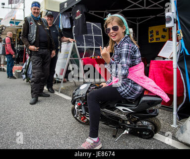 Amburgo, Germania. Il 26 giugno, 2017. I visitatori della Harley Days arrivare al festival locali ad Amburgo, Germania, 26 giugno 2017. La Harley Days si svolgerà tra il 23 e il venticinquesimo del 2017. Foto: Axel Heimken/dpa/Alamy Live News Foto Stock