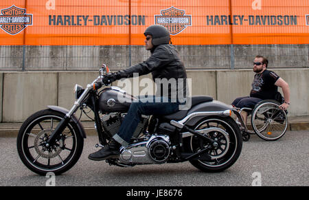 Amburgo, Germania. Il 26 giugno, 2017. I visitatori della Harley Days arrivare al festival locali ad Amburgo, Germania, 26 giugno 2017. La Harley Days si svolgerà tra il 23 e il venticinquesimo del 2017. Foto: Axel Heimken/dpa/Alamy Live News Foto Stock