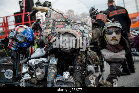 Amburgo, Germania. Il 26 giugno, 2017. I visitatori della Harley Days arrivare al festival locali ad Amburgo, Germania, 26 giugno 2017. La Harley Days si svolgerà tra il 23 e il venticinquesimo del 2017. Foto: Axel Heimken/dpa/Alamy Live News Foto Stock