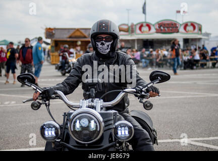 Amburgo, Germania. Il 26 giugno, 2017. I visitatori della Harley Days arrivare al festival locali ad Amburgo, Germania, 26 giugno 2017. La Harley Days si svolgerà tra il 23 e il venticinquesimo del 2017. Foto: Axel Heimken/dpa/Alamy Live News Foto Stock