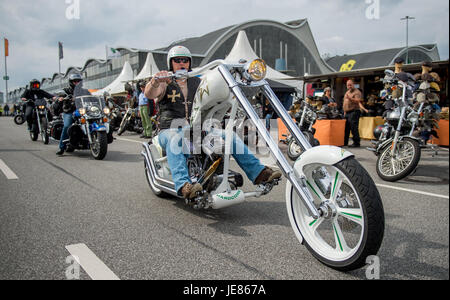 Amburgo, Germania. Il 26 giugno, 2017. I visitatori della Harley Days arrivare al festival locali ad Amburgo, Germania, 26 giugno 2017. La Harley Days si svolgerà tra il 23 e il venticinquesimo del 2017. Foto: Axel Heimken/dpa/Alamy Live News Foto Stock