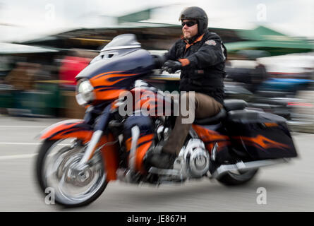 Amburgo, Germania. Il 26 giugno, 2017. I visitatori della Harley Days arrivare al festival locali ad Amburgo, Germania, 26 giugno 2017. La Harley Days si svolgerà tra il 23 e il venticinquesimo del 2017. Foto: Axel Heimken/dpa/Alamy Live News Foto Stock