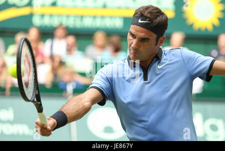 Halle, Germania. Il 23 giugno, 2017. Swiss giocatore di tennis Roger Federer durante l'ATP torneo di tennis Uomini Singoli Quarti di finale match contro Florian MAYER dalla Germania a Halle, Germania, 23 giugno 2017. Foto: Friso Gentsch/dpa/Alamy Live News Foto Stock