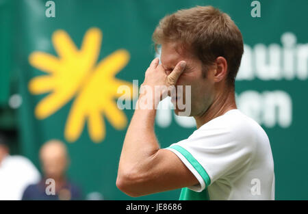 Halle, Germania. Il 23 giugno, 2017. Il tedesco giocatore di tennis Florian MAYER durante l'ATP torneo di tennis Uomini Singoli Quarti di finale match contro R. Federer dalla Svizzera a Halle, Germania, 23 giugno 2017. Foto: Friso Gentsch/dpa/Alamy Live News Foto Stock