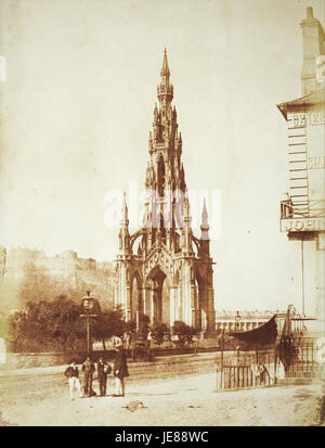 Una fotografia di David Octavius Hill e Robert Adamson del monumento Scott a Edimburgo, Scozia. L'immagine cattura la struttura monumentale dedicata a Sir Walter Scott, mostrando le prime tecniche fotografiche utilizzate per documentare i monumenti storici. Foto Stock
