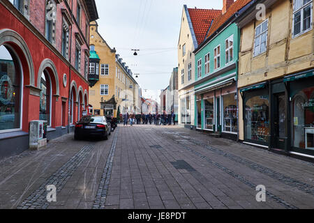 ELSINORE, Danimarca - 30 Aprile 2016: la quasi deserta strada pedonale, un sabato pomeriggio, con un grande gruppo di persone Foto Stock