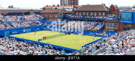 Jo Wilfred-Tsonga di Francia vs Giles Muller della Germania al Queens Tennis Tournament, Londra 2017, un torneo vinto da Feleciano Lopez di Spagna. Foto Stock