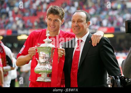 STEVEN GERRARD & RAFAEL BENITE LIVERPOOL V West Ham Millennium Stadium Cardiff Galles 13 Maggio 2006 Foto Stock