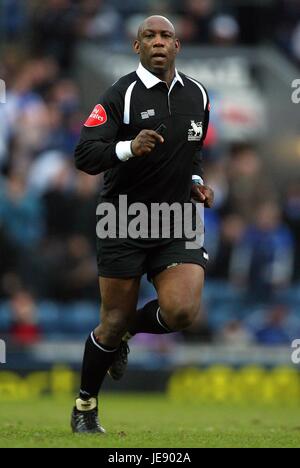 URIAH RENNIE arbitro di calcio EWOOD PARK BLACKBURN INGHILTERRA 25 Febbraio 2006 Foto Stock