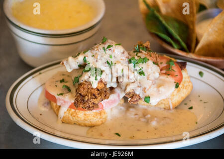 La Perla, biscotto con pollo fritto e sugo di salsiccia, Forno di alveare Biscuit Cafe, Brooklyn, New York Foto Stock