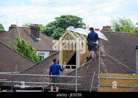 Costruttori di costruire un soppalco interno in un bungalow suburbana England Regno Unito Foto Stock