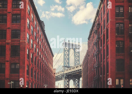 Colore immagine dai toni di Manhattan Bridge visto da Dumbo, New York City, Stati Uniti d'America. Foto Stock