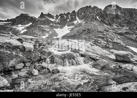 Immagine in bianco e nero di un flusso in Alti Tatra, Slovacchia. Foto Stock