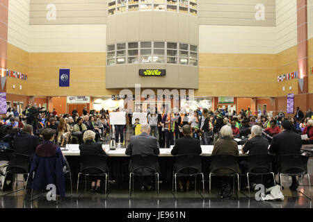 Una fotografia di una riunione del municipio del budget 2013, che cattura partecipanti e partecipanti che discutono importanti questioni di bilancio in un ambiente pubblico. Foto Stock