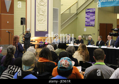 Una fotografia scattata durante l'evento budget Town Hall 2013, che cattura discussioni e presentazioni sulla pianificazione del budget e sull'impatto della comunità. L'evento mirava a coinvolgere il pubblico nelle decisioni fiscali. Foto Stock