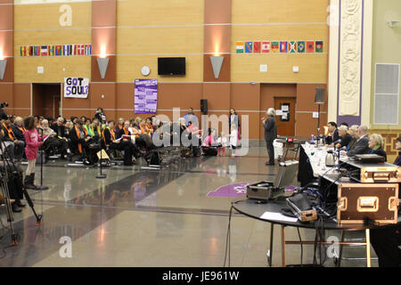 La riunione del Municipio sul bilancio 2013 si è concentrata sull'assegnazione dei fondi pubblici e sulle priorità politiche, con discussioni sulla responsabilità fiscale e sugli investimenti comunitari. Foto Stock