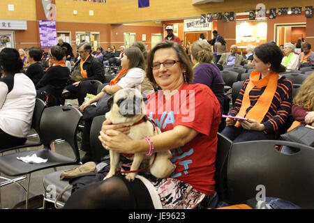 Il budget Town Hall del 2013 è stato un evento in cui i funzionari governativi hanno discusso il bilancio nazionale. Vi hanno partecipato i cittadini e si sono concentrati sulle politiche economiche e sulle priorità di finanziamento per l'anno in corso. Foto Stock