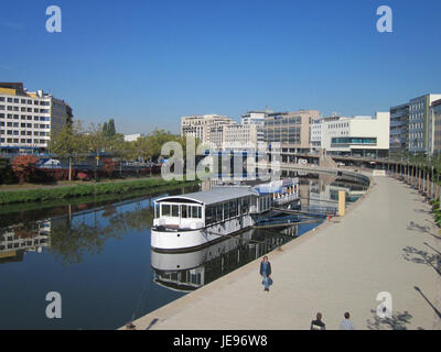 Questa fotografia, scattata il 1° ottobre 2012, mostra la passeggiata sul Berliner a Saarbrücken, un'area panoramica lungo il fiume. La passeggiata offre vedute della citta' ed e' popolare tra la gente del posto e i turisti. Foto Stock