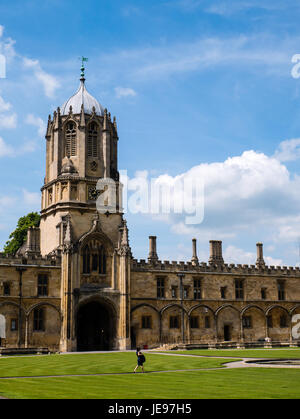 Studente attraversando a piedi tom quad,(con tom tower) Christchurch College, Oxford University Oxford Oxfordshire, Inghilterra Foto Stock