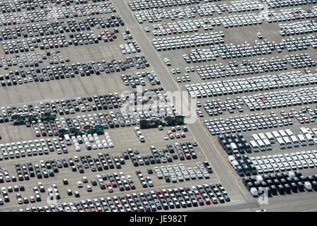 Immagine aerea di automobili per importazione esportazione a Ico terminali nel porto di Anversa Foto Stock
