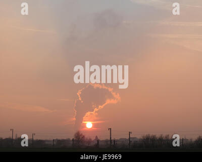 Questa fotografia cattura un tramonto su Reilingen, Germania, il 27 novembre 2013. L'immagine evidenzia la bellezza naturale della regione, con il cielo dipinto in colori vivaci durante le ore serali. Foto Stock
